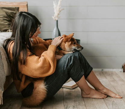 Dueño acariciando a su perrito